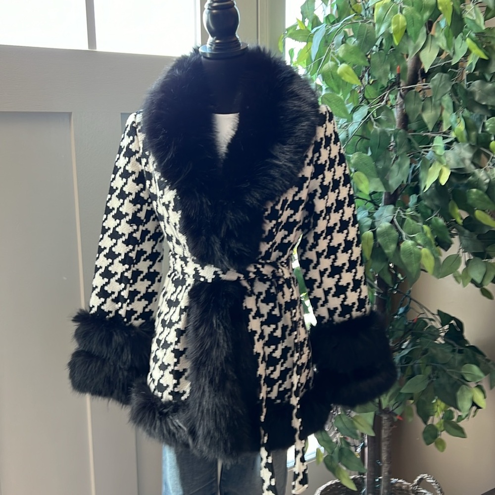 STUNNING Houndstooth Faux Fur collar & cuffs Belted Coat! It’s simply BEAUTIFUL!